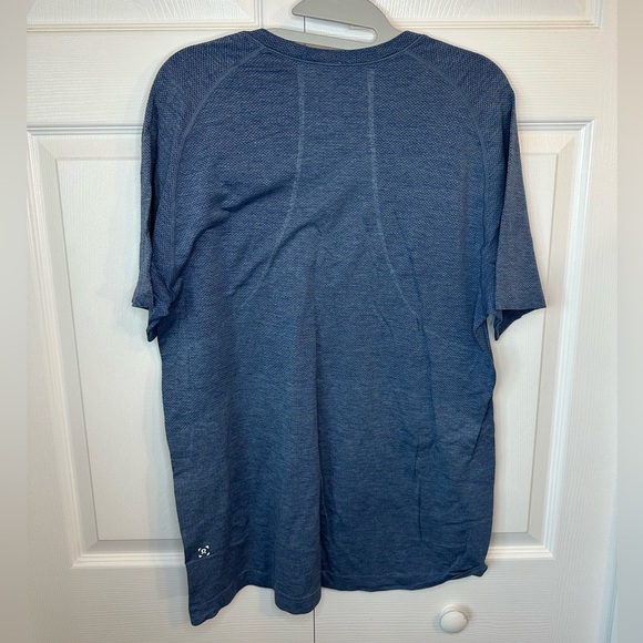 Lululemon Men’s Metal Vent Tech Shirt v-neck sz.L - Picture 2 of 4